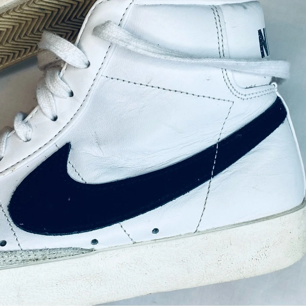 Nike White and Black Retro High-Tops